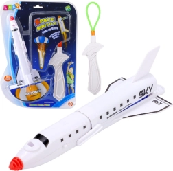 Statek kosmiczny ze świetlnym spadochronem i procy