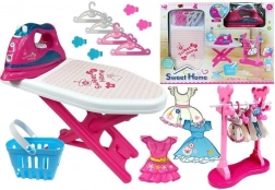 Różowy zestaw do prasowania z deską i wieszakami