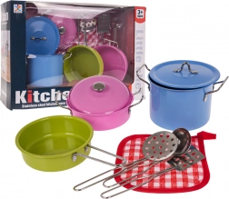 Kolorowe metalowe garnki i przybory kuchenne
