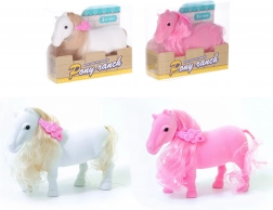 Koń z ozdobną spinką