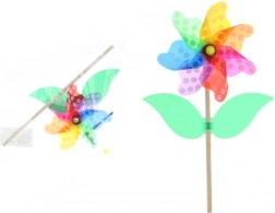 Wiatraczek w kształcie kwiatu na plastikowym patyku