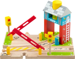 Drewniany przejazd kolejowy z sygnalizacją