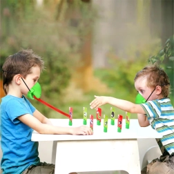 Imprezowa gra Chwyć robaka – żabie języki dla 4 graczy