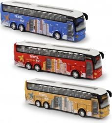 Metalowy autokar dalekobieżny na wolny bieg