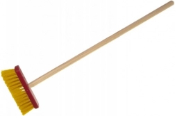 Czerwone dziecięce miotły Teddies z drewnianym trzonkiem