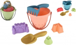 Plastowy zestaw do piasku z wiaderkiem, łopatką, grabkami i 3 foremkami w siateczce
