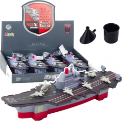 Wojskowy okręt z napędem i efektami wodnymi