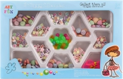 Zestaw plastikowych koralików w pudełku dla dzieci