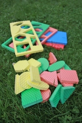 Figury geometryczne w piankowych tablicach