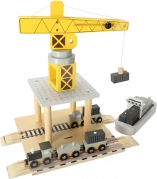 Drewniany żuraw w porcie z łodzią i samochodami