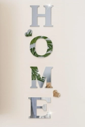 Lustrzane naklejki na ścianę HOME – srebrne akrylowe 3D litery z serduszkami