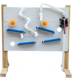 Drewniany zestaw do placu zabaw wodnego Classic World Edu stojak + wodne i piaskowe akcesoria