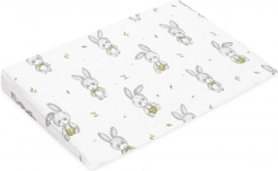 Muślinowy pokrowiec na dziecięcą poduszkę – klin NEW BABY Standard 59 × 37 cm, Bunny