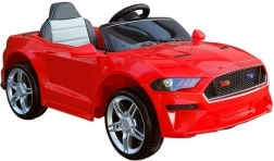 Czerwone dziecięce elektryczne autko
