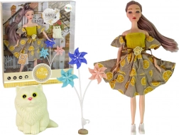 Lalkowa laleczka Emily z wiatraczkami i kotkiem