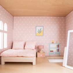 drewniany domek dla lalek z mebelkami