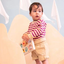 Drewniany panel z aktywnościami na przygody w podróży