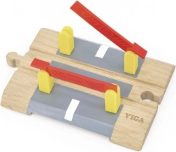 Drewniany przejazd kolejowy z rogatkami na baterie