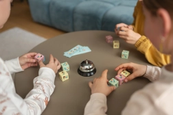 Szybkie kostki – gra zręcznościowa dla dzieci