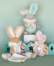 Pluszowy króliczek z grzechotką i uchwytem na smoczek 21 cm