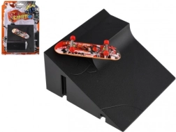 Fingerboard z rampą – plastikowy fingerboard ze śrubowanymi elementami