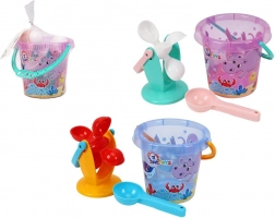 Plastowy zestaw do piasku i wody z wiaderkiem i młynkiem w siateczce 17 × 16 cm