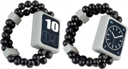 drewniany dwustronny dziecięcy zegarek na gumce, czarny