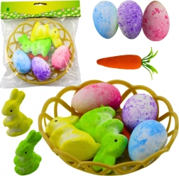 Wielkanocne dekoracje z koszyczkiem z królikami, jajkami i marchewką