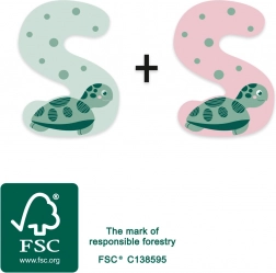 mała drewniana litera S z żółwiem