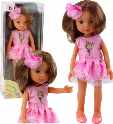 Lalka w różowej sukience z długimi brązowymi włosami i kwiatową spinką