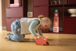 Drewniany krab na sznurku