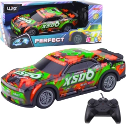 RC samochód wyścigowy ze świecącą karoserią pomarańczowo‑zielony