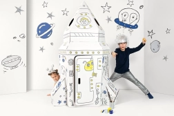 Duża kartonowa rakieta kosmiczna