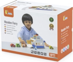 Drewny prom z autkami i załogą