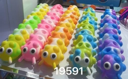 Gniotek gąsienica 26 cm