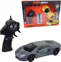 Elektryczne auto z wymiennymi kołami i funkcją driftowania