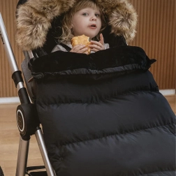 Zimowy śpiworek do wózka i na sanki z futrzanym kapturem – czarny