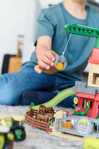 Działający dźwig z bloczkiem do podnoszenia ładunków