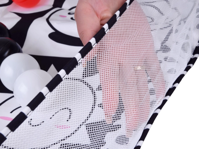 Kojec z siatkowanymi bokami i zestawem piłeczek