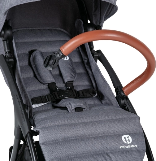 Komfort dla dziecka: przestronne siedzisko oraz regulacja oparcia i podnóżka
