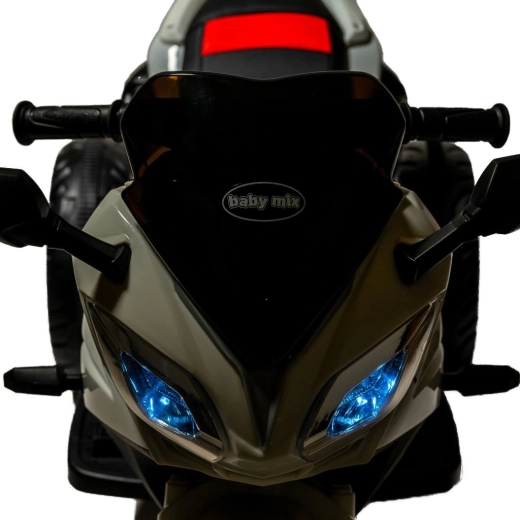 Reflektory LED i stabilna trójkołowa konstrukcja