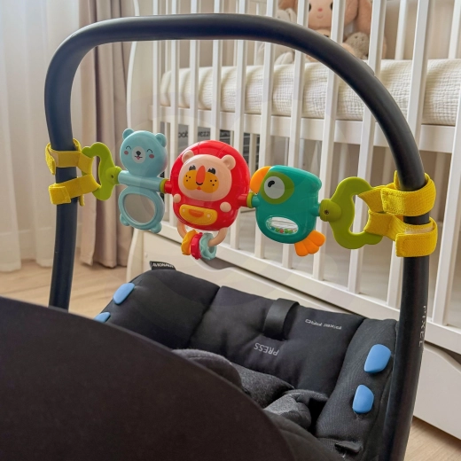 Dźwięki i grzechotanie podczas zabawy sensorycznej