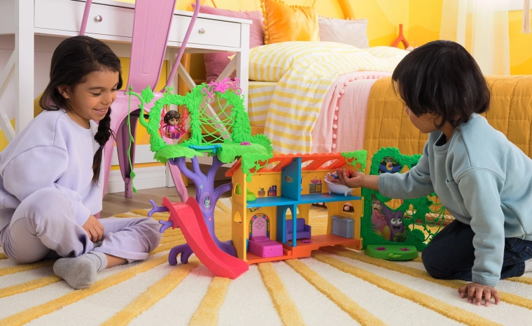 Duży wielopoziomowy dom pełen przygód