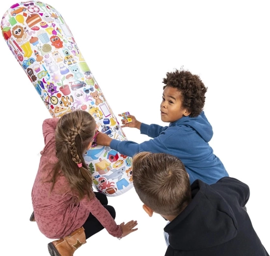 Duża dmuchana piłka pełna obrazków