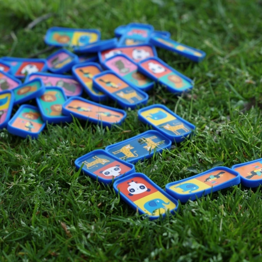 Extra duże elementy domino ułatwiające grę
