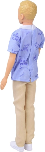 Stylowy strój z koszulą i jasnymi spodniami