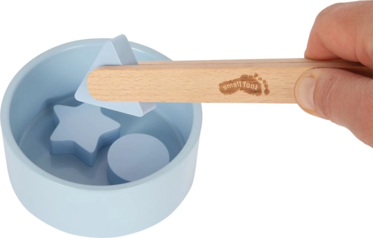 Wsparcie motoryki małej dzięki drewnianym szczypcom