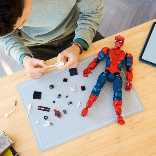 Minifigurka, tabliczka z nazwą i świetna zabawa z LEGO Builder