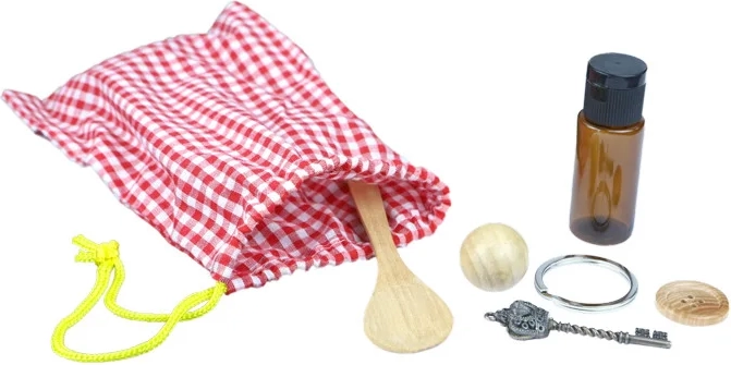 Moyo Montessori tajemniczy woreczek z drobnymi przedmiotami