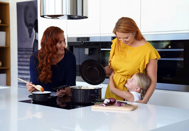 Kompatybilny z indukcją i wszystkimi typami kuchenek